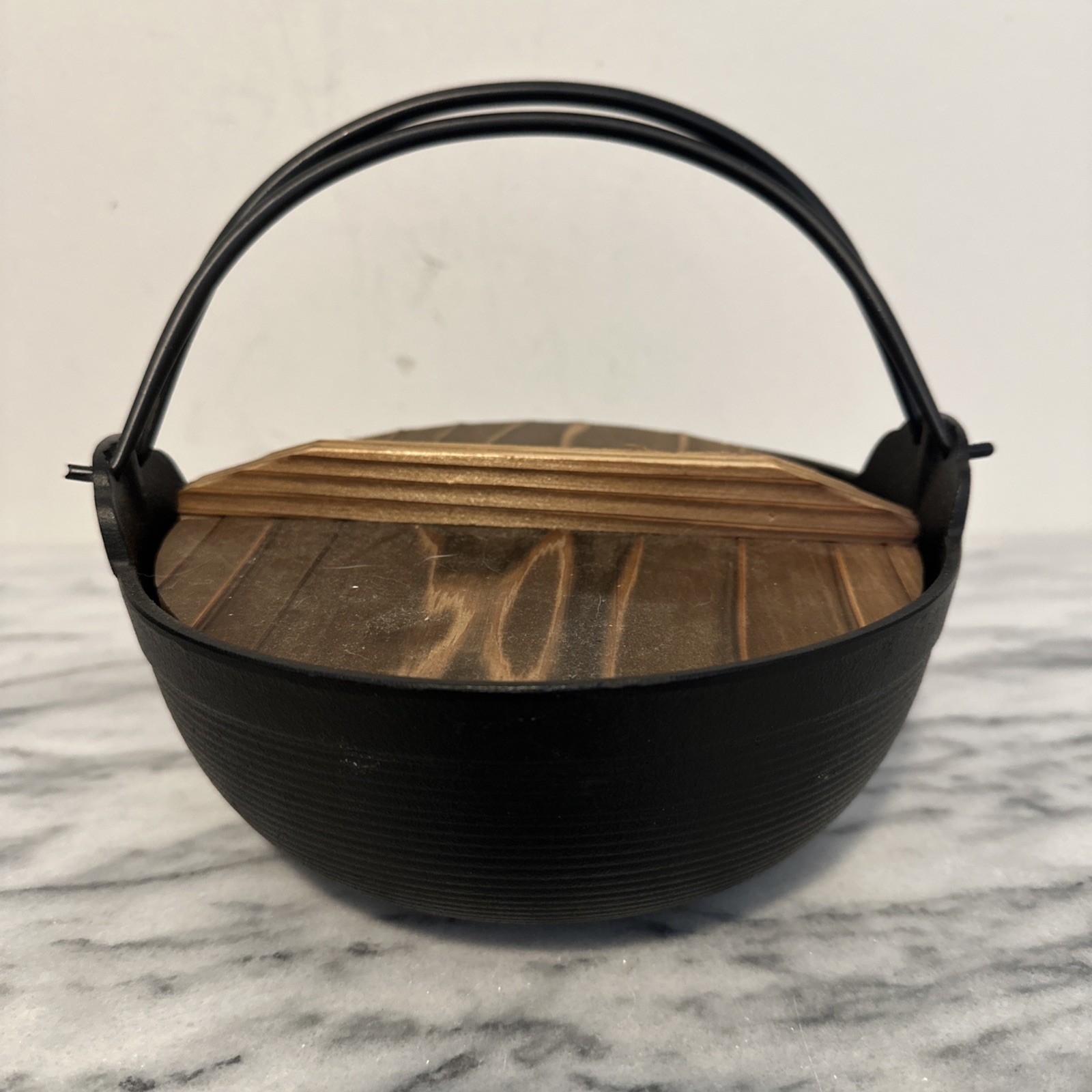 Japanese Authentic IWACHU Cast Iron Pot with Wooden Lid And Double Handle NICE