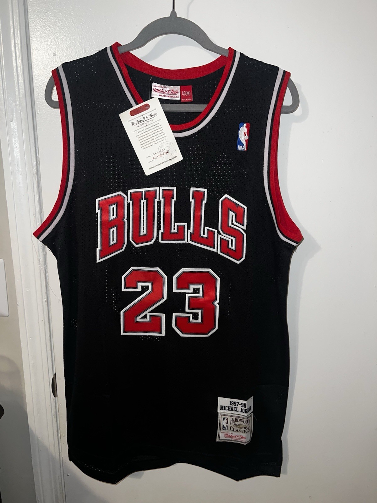 *Authentic MITCHELL & NESS Black Chicago Bulls Michael Jordan 97-98 Size 40 M