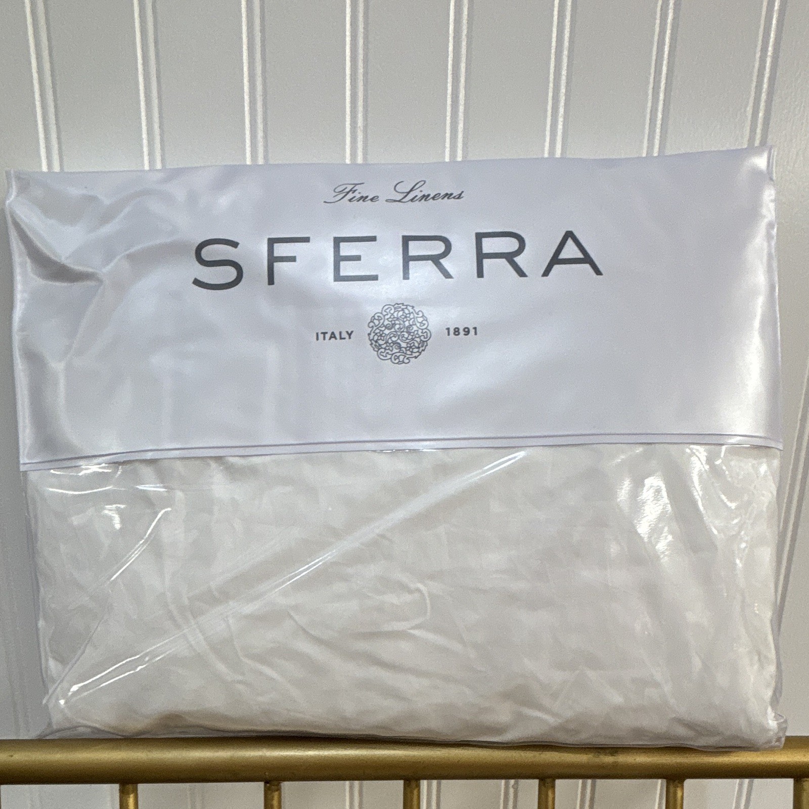SFERRA Celeste 3990 Queen Fitted Sheet White Cotton Percal made in Italy $347 SFERRA Celeste 3990 Queen Fitted Sheet White Cotton Percal made in Italy $347