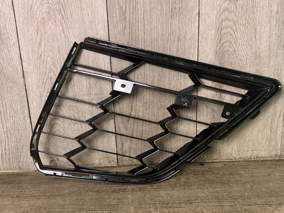 2020 2021 2022 2023 2024 2025 Chevrolet Corvette Front Bumper Grille RH OEM 2020 2021 2022 2023 2024 2025 Chevrolet Corvette Front Bumper Grille RH OEM