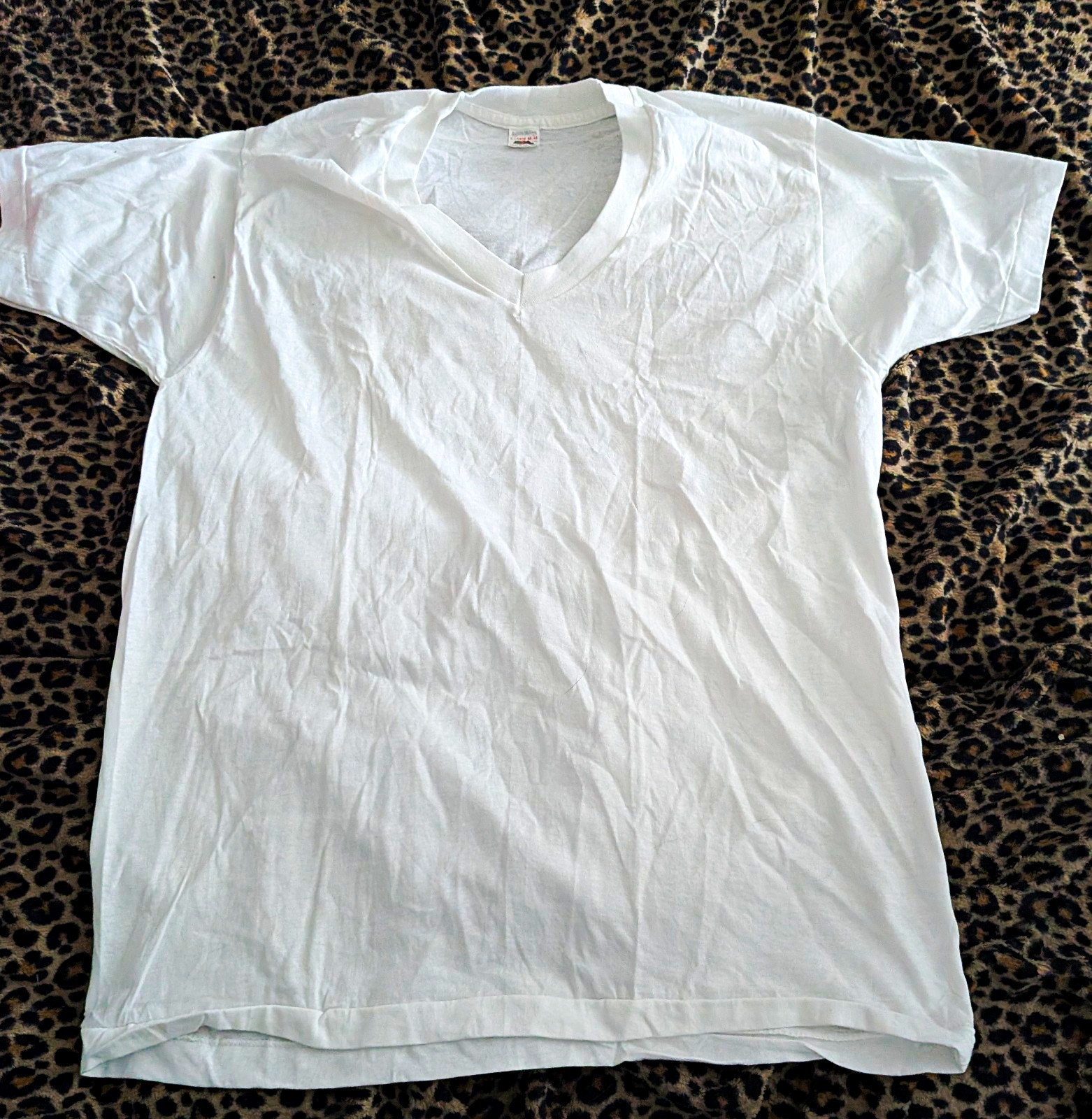 Mens Vintage 70\'s Fruit Of The Loom V neck Tee Size Mens Xl No Stains Or Wear