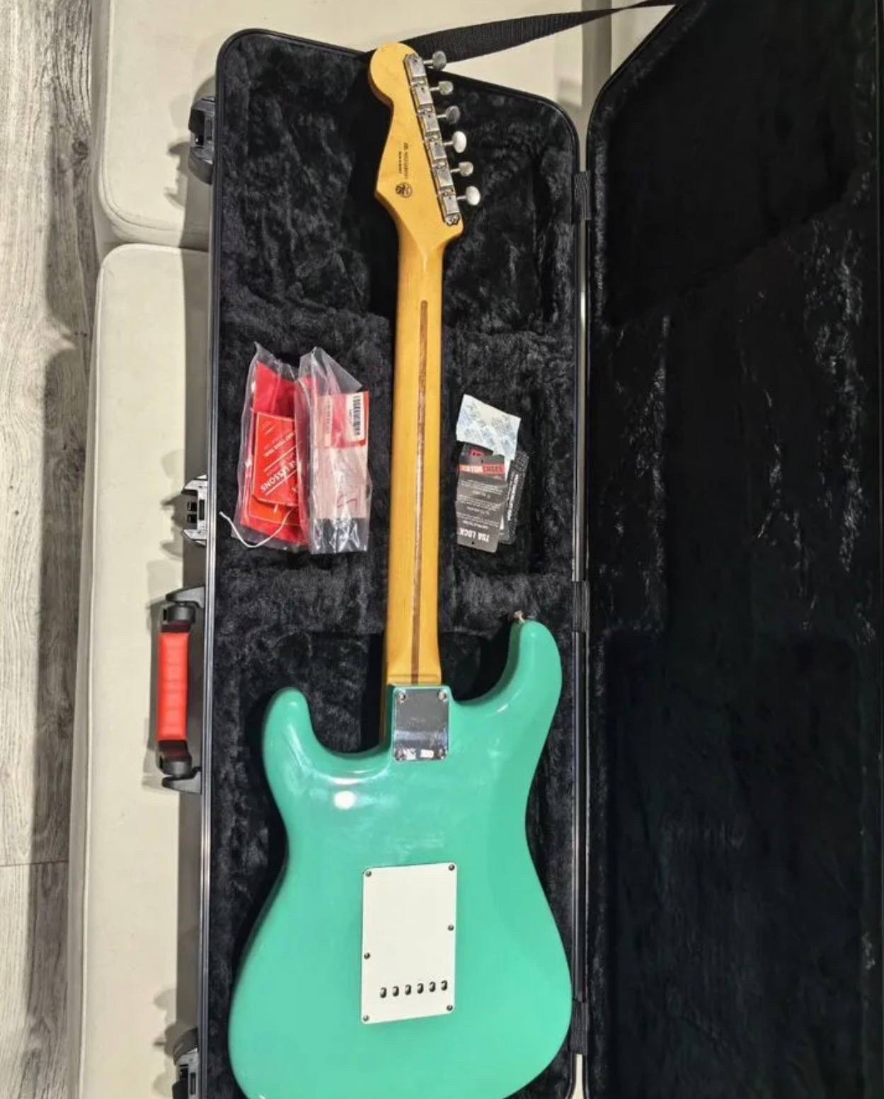 MINT Fender Vintera Road Worn 50s Stratocaster Surf Green American Vintage Case MINT Fender Vintera Road Worn 50s Stratocaster Surf Green American Vintage Case