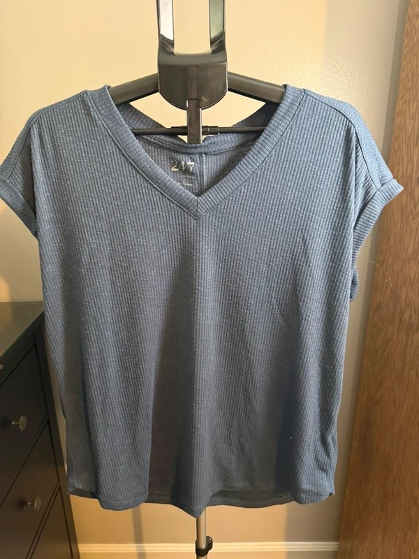 Maurices 24/7 Gray Ribbed V-Neck Top Size Large