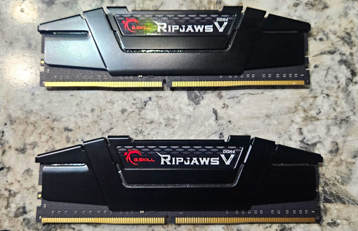 G.SKILL Ripjaws V 16GB (2x8GB) DDR4-3200 DIMM PC4-25600 XMP F4-3200C16D-16GVKB