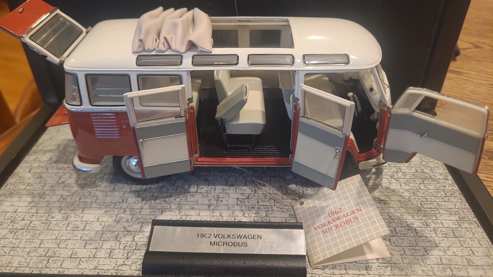 Franklin Mint 1962 Volkswagen Maroon Canvas Slide Convertible Top Microbus 1:24 Franklin Mint 1962 Volkswagen Maroon Canvas Slide Convertible Top Microbus 1:24