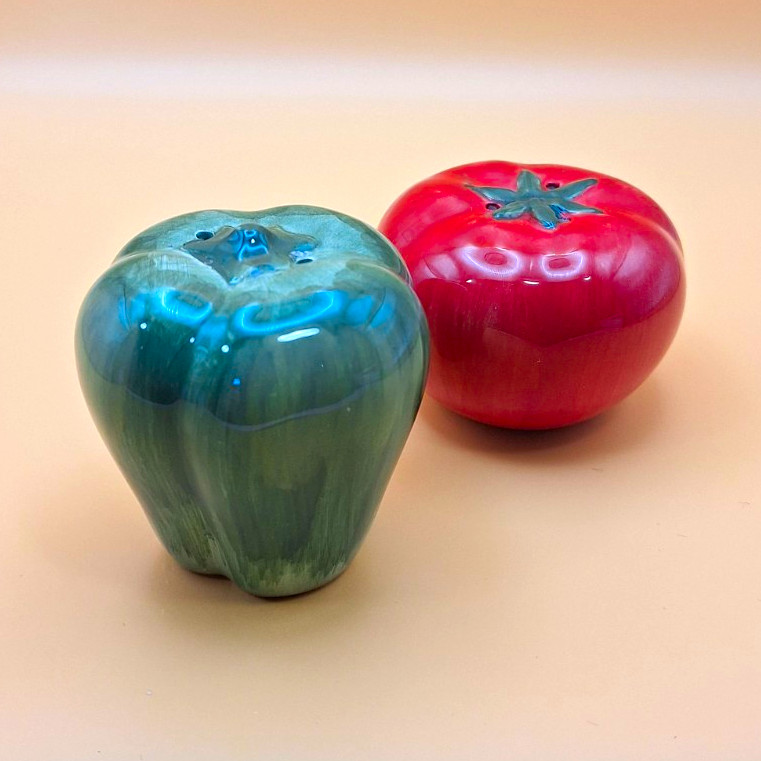 Vintage Ceramic Vegetable Salt and Pepper Shakers Set - Tomato & Green Pepper Vintage Ceramic Vegetable Salt and Pepper Shakers Set - Tomato & Green Pepper
