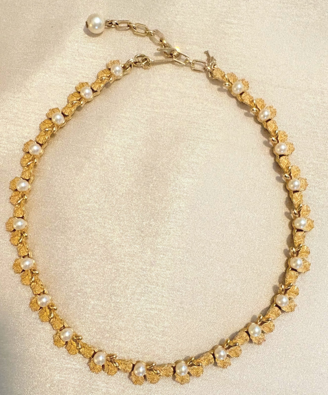 VINTAGE TRIFARI GLD-TONE CHOKER / TEXTURED LEAF LINKS ACCENTED WITH SMALL PEARLS
