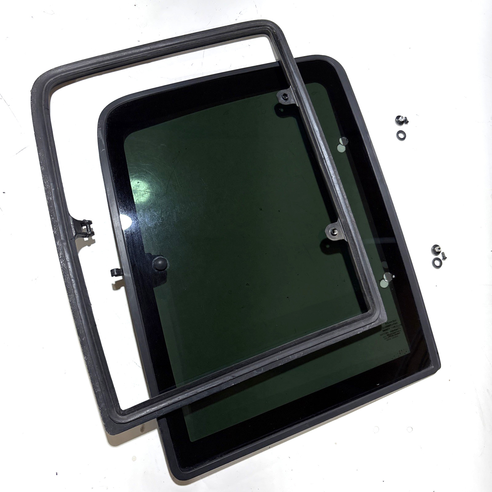 1988-1998 Chevrolet C1500 (GMC) RH quarter glass vent window (passenger-side) 1988-1998 Chevrolet C1500 (GMC) RH quarter glass vent window (passenger-side)
