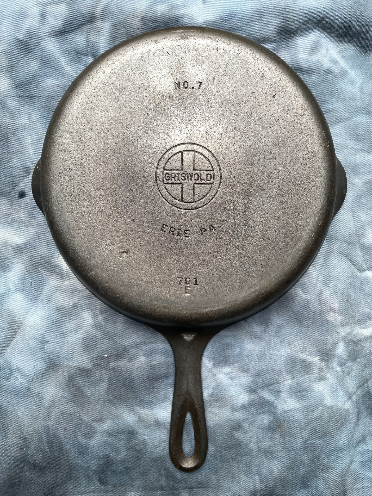 Vintage Griswold #7 Cast Iron Frying Pan No. 7 Erie PA 701 E Small Logo