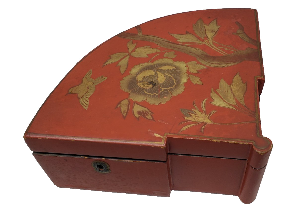 Vintage Japanese Fan-Shaped Red Lacquer Trinket Box – Signed \ Vintage Japanese Fan-Shaped Red Lacquer Trinket Box – Signed \