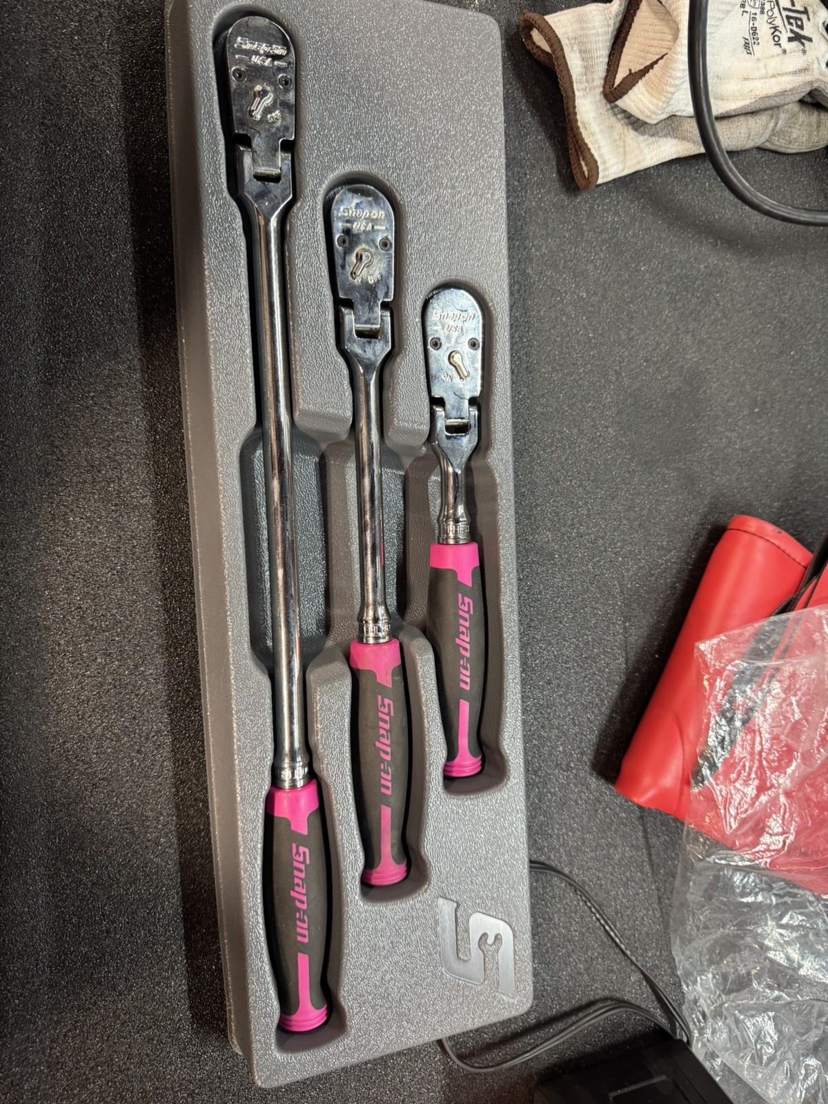 Pink 3/8 Ratchet Wrench Set Snap-on 100 tooth Pink 3/8 Ratchet Wrench Set Snap-on 100 tooth