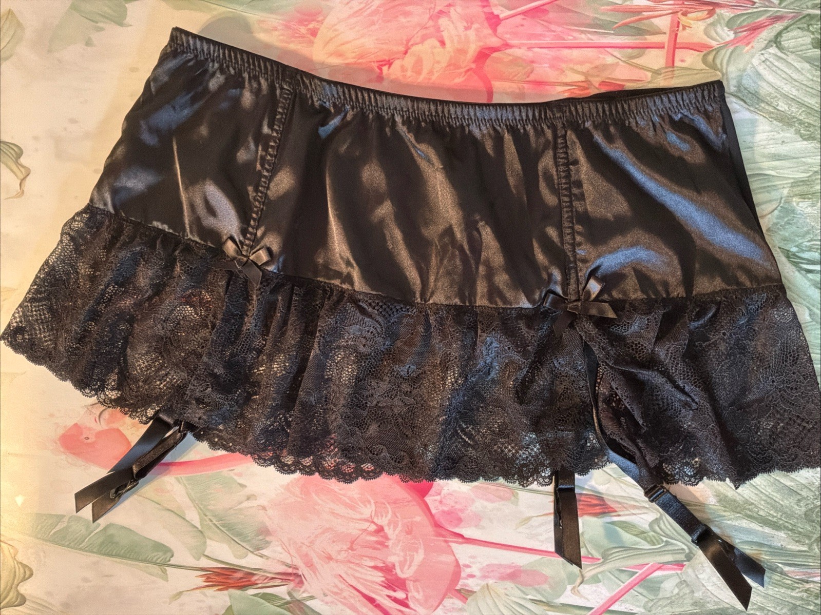 NEW Cacique Lane Bryant BLACK SATIN & LACE & BOWS Skirted Garter Belt 18/20 2X NEW Cacique Lane Bryant BLACK SATIN & LACE & BOWS Skirted Garter Belt 18/20 2X