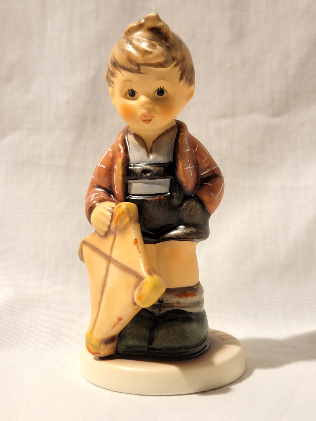 Goebel M.I. Hummel 2079/B “Windy Wishes” – TMK-8 – First Issue 2003