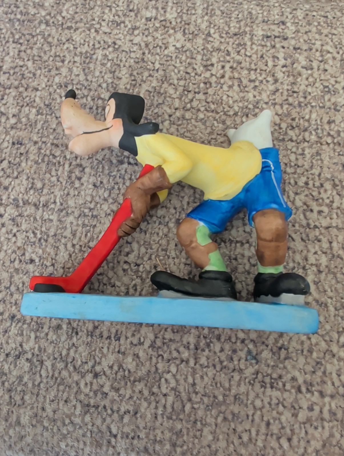 VINTAGE Walt Disney Porcelain Figurine Goofy Hockey Player Skater 