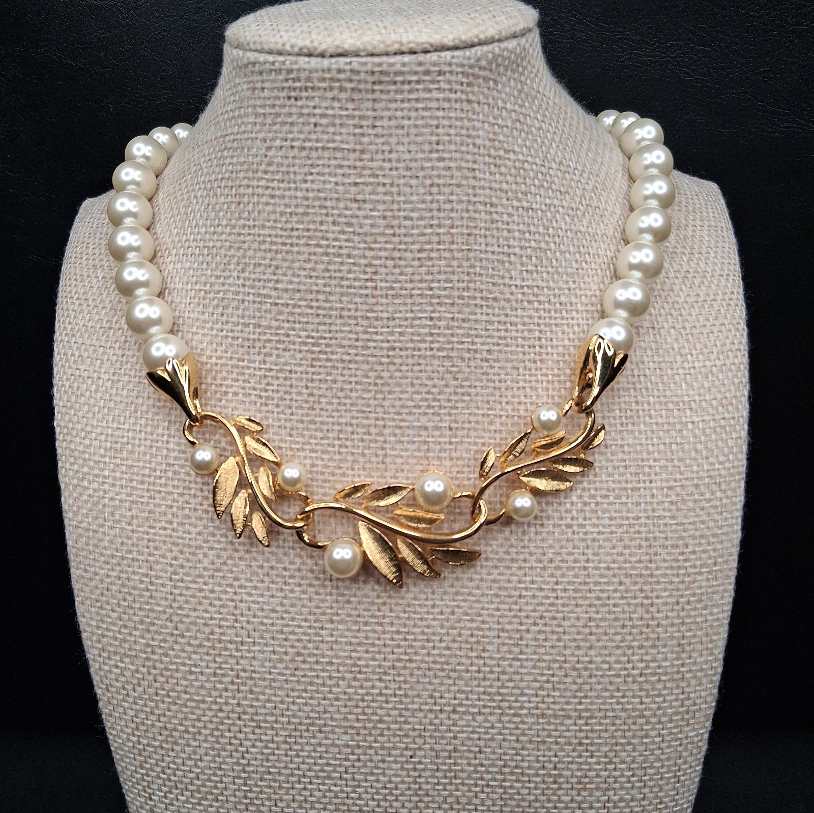 Vintage Signed NAPIER Faux Pearl Gradually Leaves Bib Necklace. 18.912 Vintage Signed NAPIER Faux Pearl Gradually Leaves Bib Necklace. 18.912