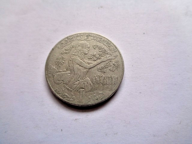 Vintage c1988 Tunisia 1 Dinar Coin copper nickel harvesting crops Used Vintage c1988 Tunisia 1 Dinar Coin copper nickel harvesting crops Used