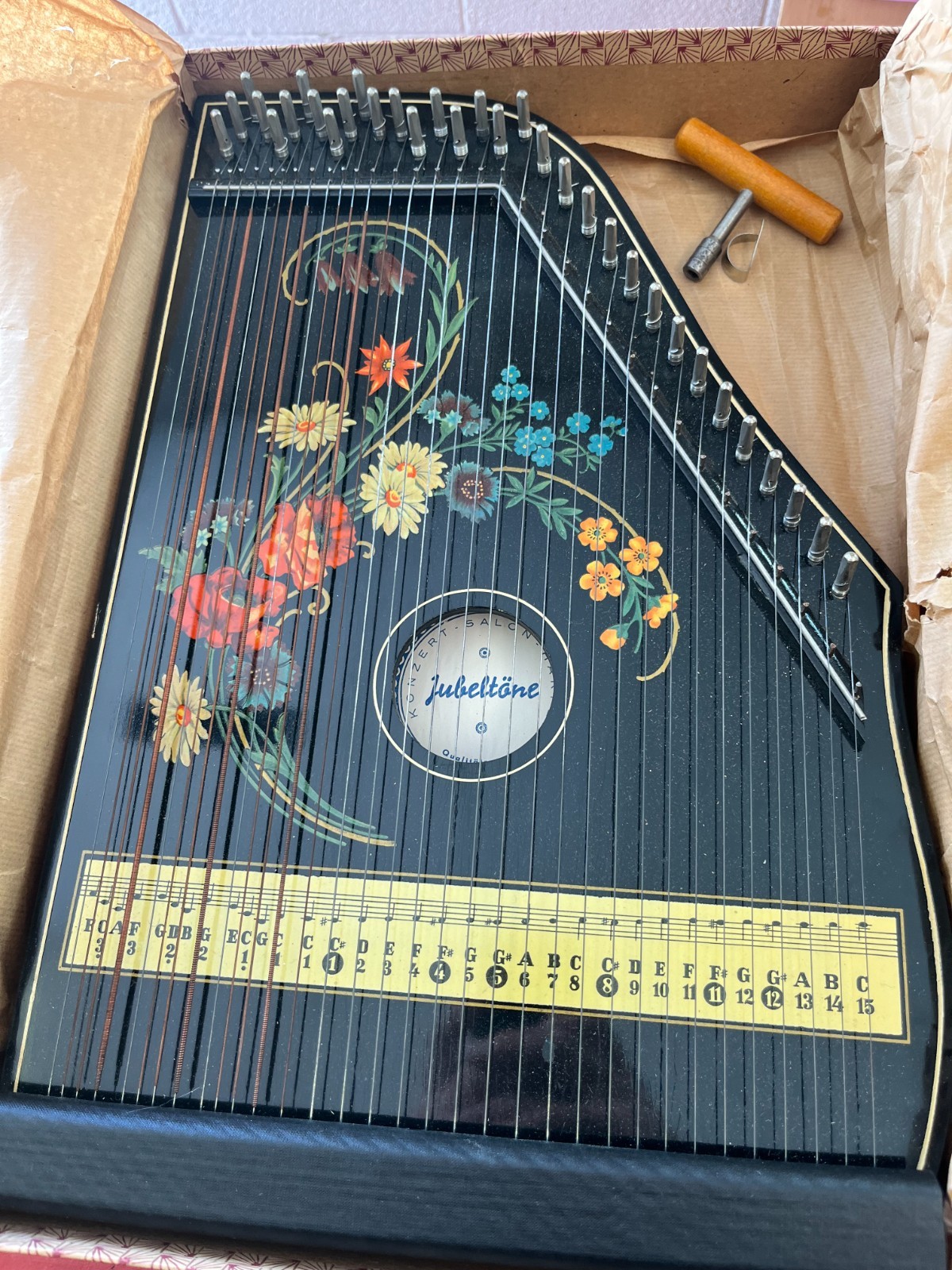 West German Vintage Jubeltone Konzert-Salon Harp 1964 West German Vintage Jubeltone Konzert-Salon Harp 1964