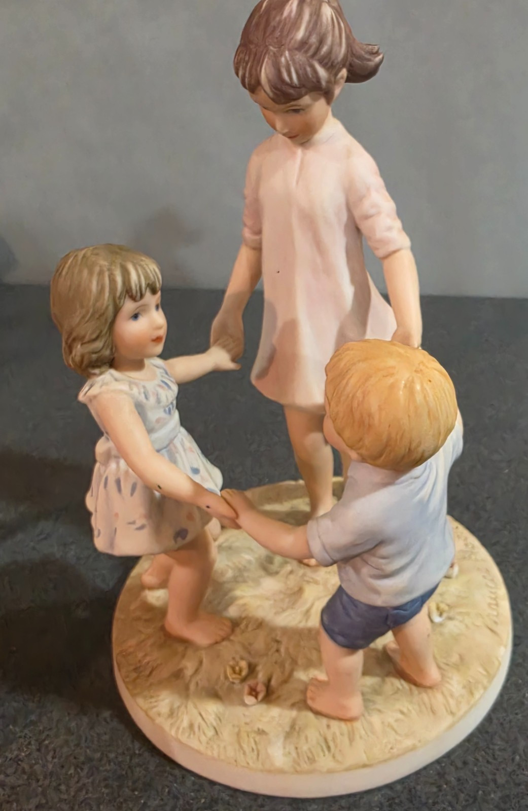 Frances Hook Ring Around the Rosie Figurine 1482/15000 Roman 1983 Ceramica