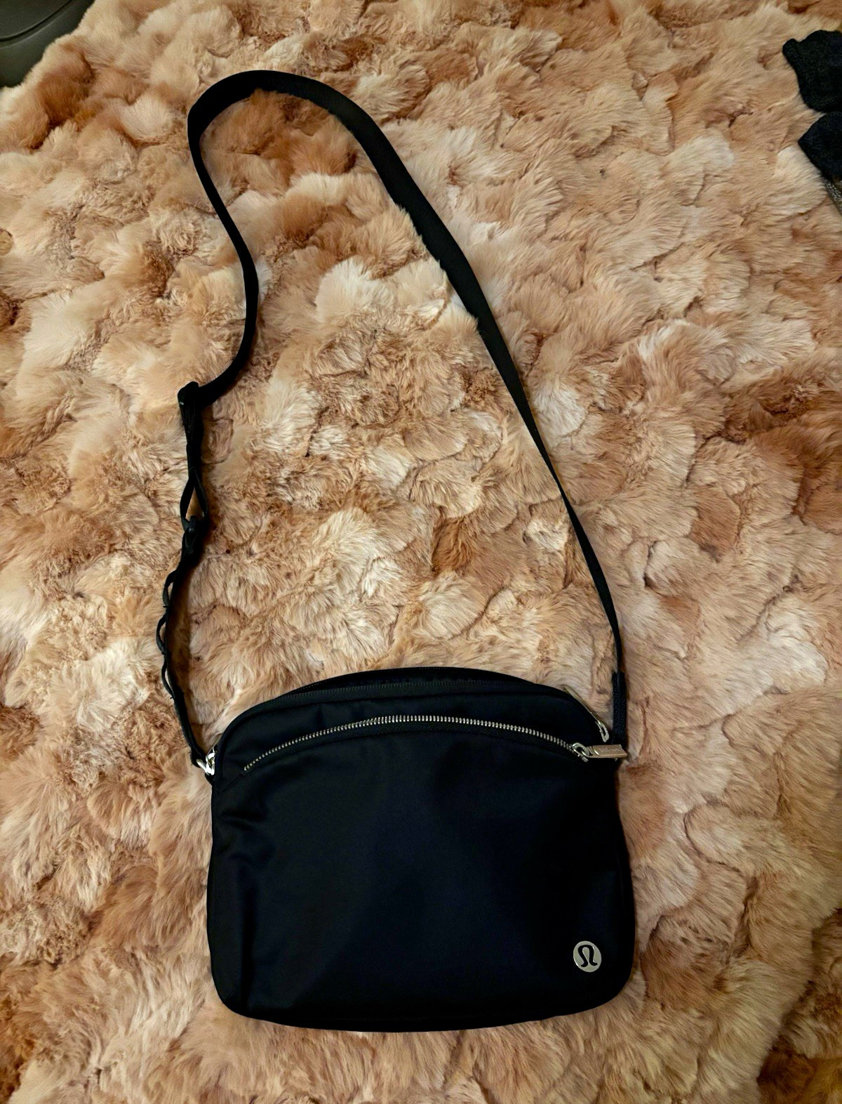 lululemon Black Small Crossbody Bag Adjustable Strap Zip Closure Unisex lululemon Black Small Crossbody Bag Adjustable Strap Zip Closure Unisex