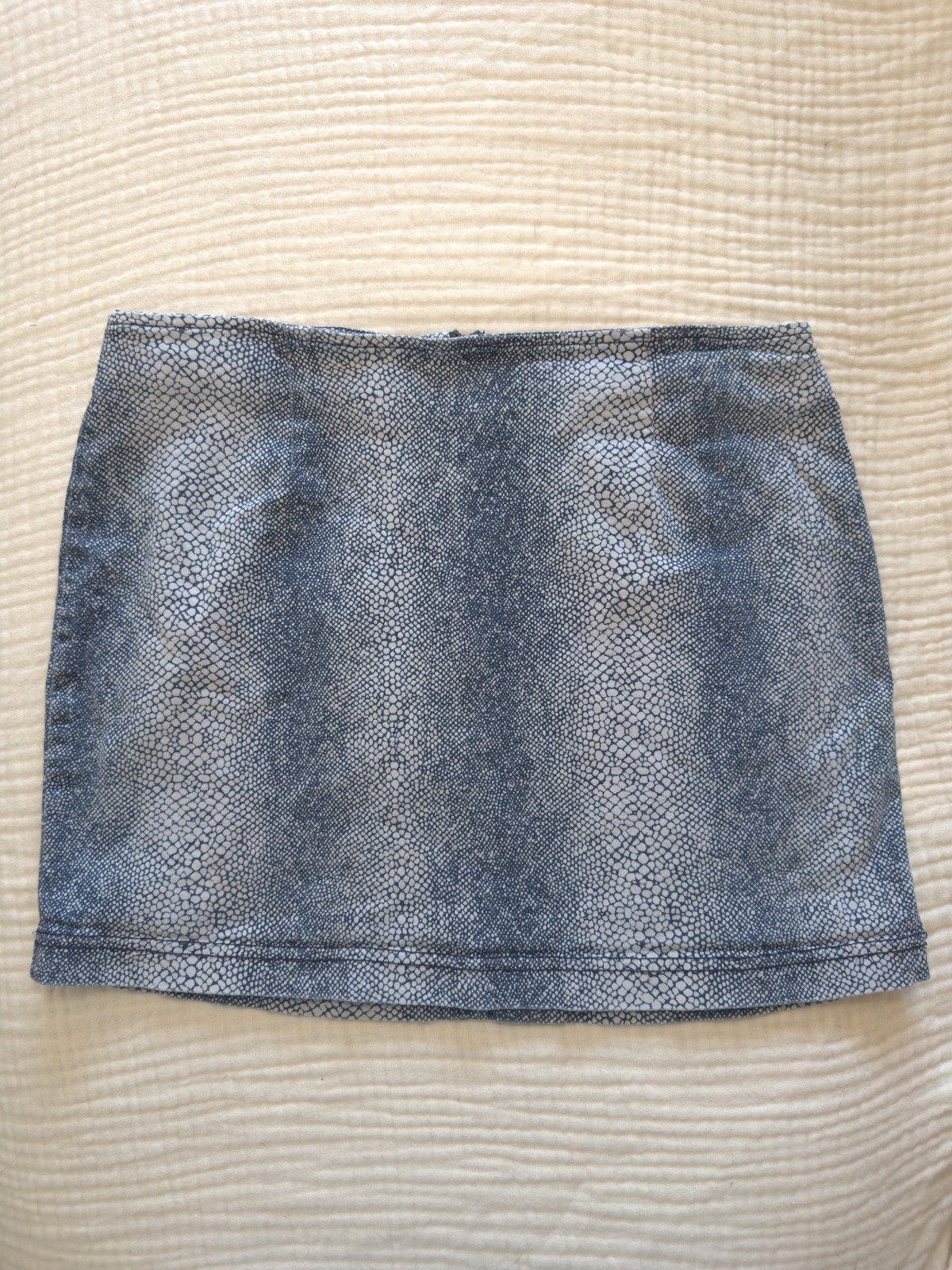 Guess Women’s 27 Blue White Snakeskin Print Y2K Mini Skirt Guess Women’s 27 Blue White Snakeskin Print Y2K Mini Skirt