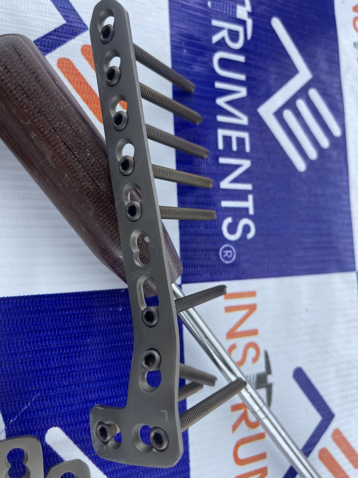 L-Büttress Locking Plate 4.5/5mm 3 to 9 Holes L& R, & LCP Screws (58 Pc Titanium
