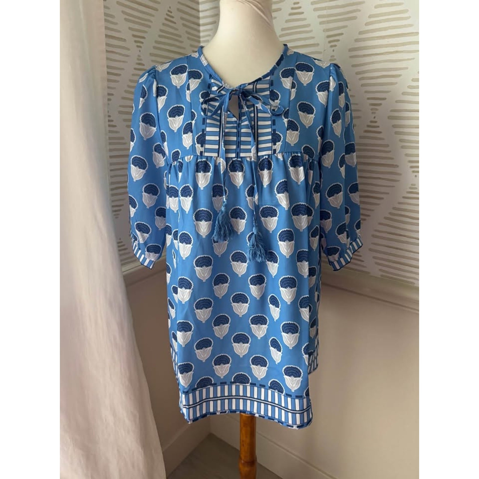 Boutique Women’s Large Blue Graphic Print Bow Toe Blouse Top Boutique Women’s Large Blue Graphic Print Bow Toe Blouse Top