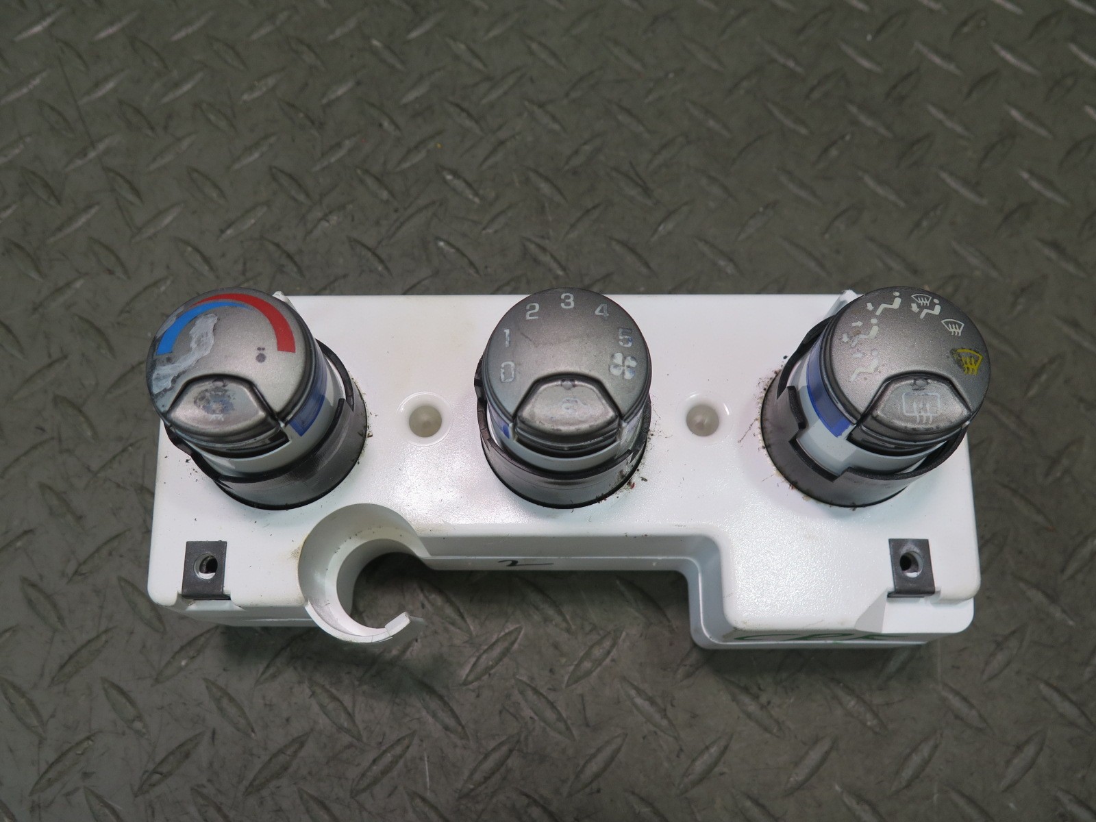03-06 CHEVROLET SSR A/C AIR CONDITIONING CLIMATE CONTROL SWITCH PANEL OEM