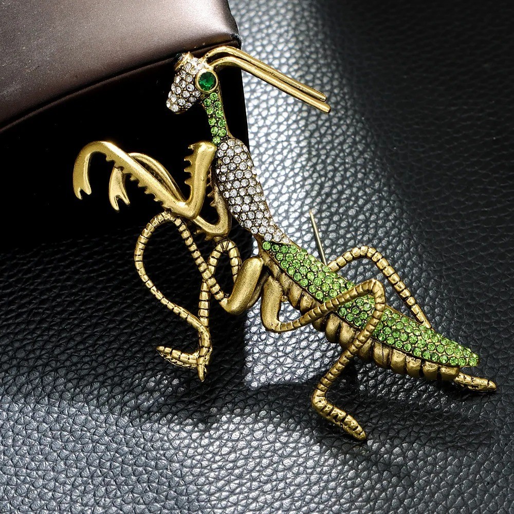 BROOCH-Large Praying Mantis Green Color Rhinestone Tail, Gold Tone BROOCH-Large Praying Mantis Green Color Rhinestone Tail, Gold Tone