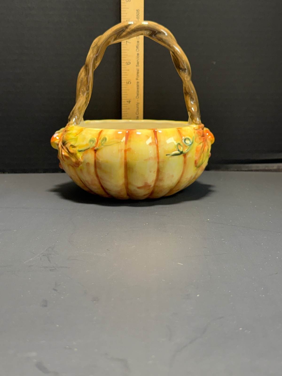 Mascera ceramic basket with twisted handle Mascera ceramic basket with twisted handle
