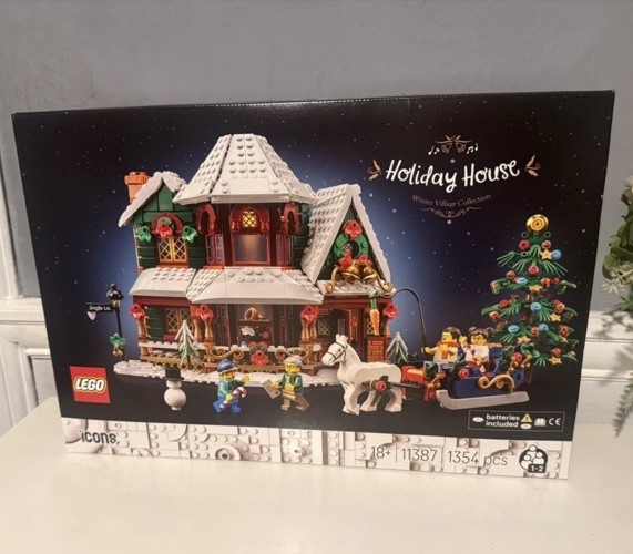 Lego 11387 ICONS Holiday House 1354 pcs Christmas Winter Village 2026 Sealed