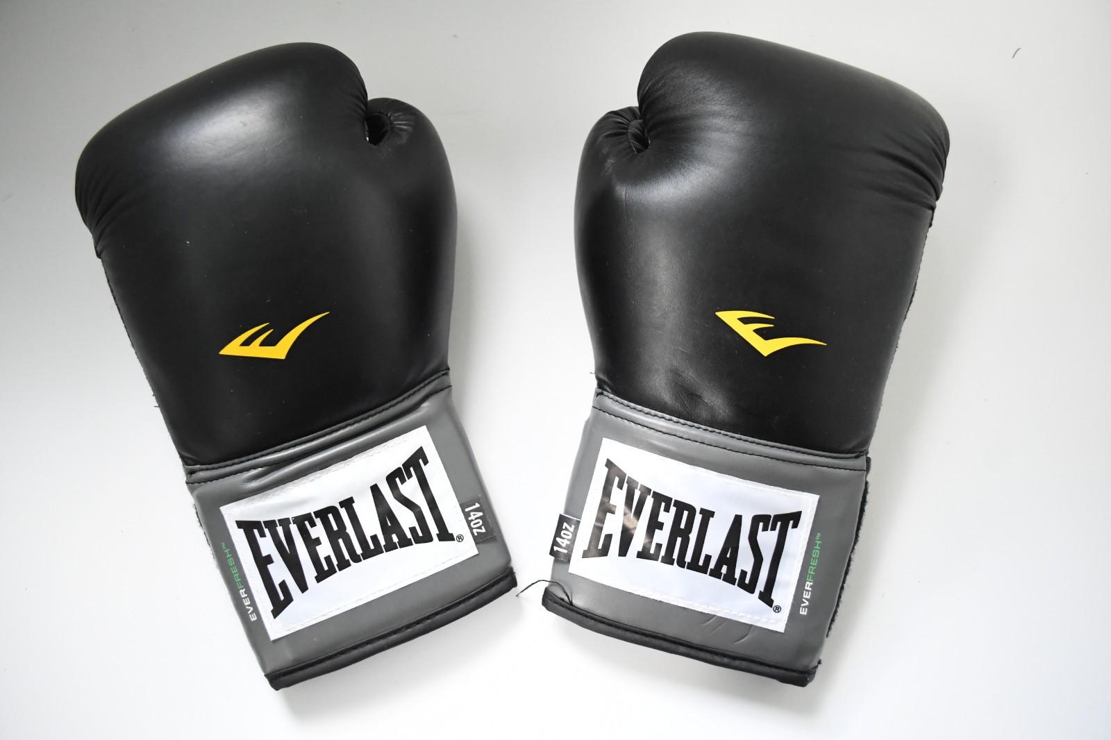 EVERLAST Everfresh 14 oz Training Boxing Gloves Black/Grey EVERLAST Everfresh 14 oz Training Boxing Gloves Black/Grey
