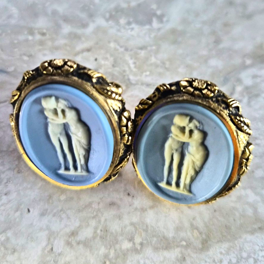 Vintage Dante Museum Masterpiece The Kiss Blue Incolay Cameo Cufflinks Signed