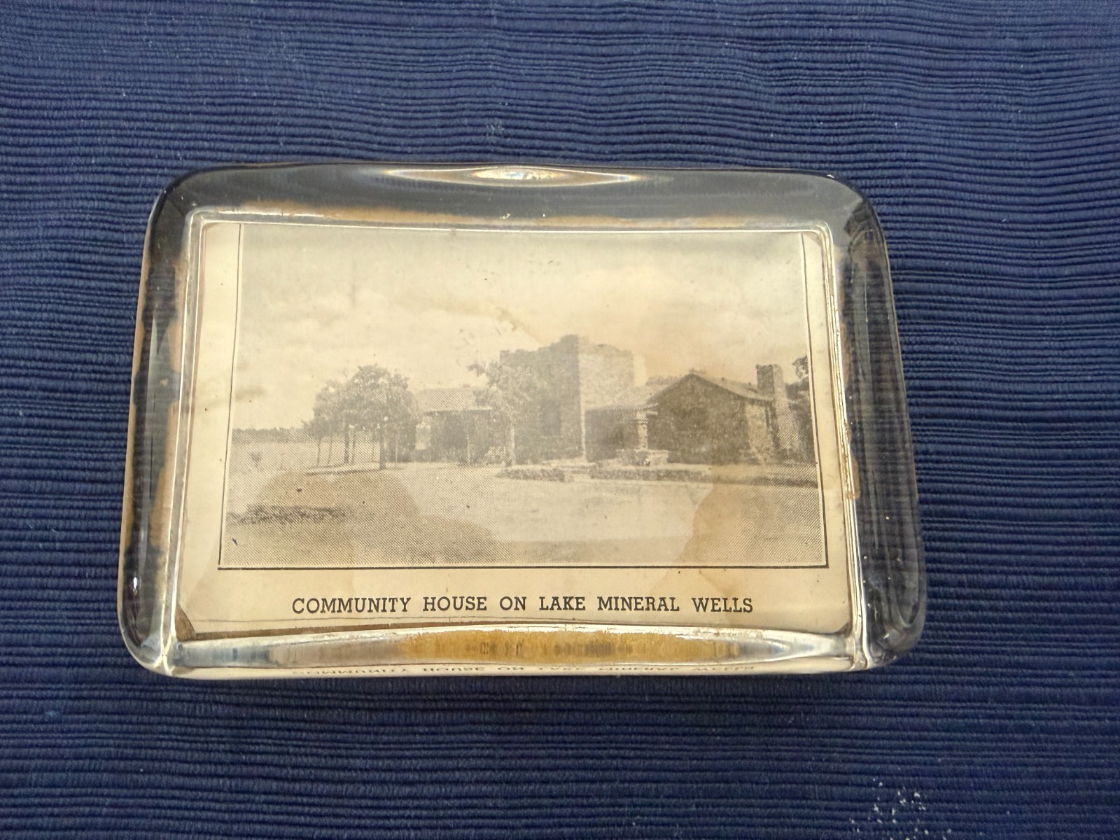 Vtg Community House on Lake Mineral Wells Texas Woodwards Glass Paperweight
