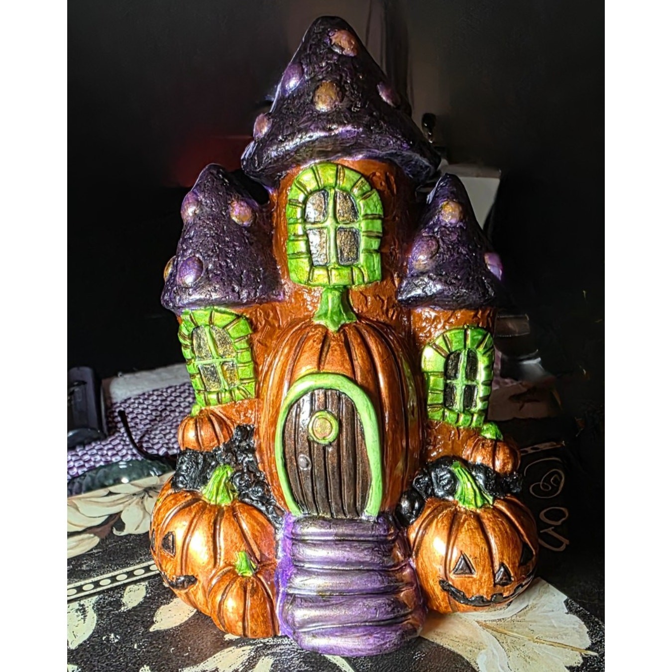 Hand-Painted Pumpkin House Figurine – Spooky Halloween Decor & Jack-o\'-Lanterns