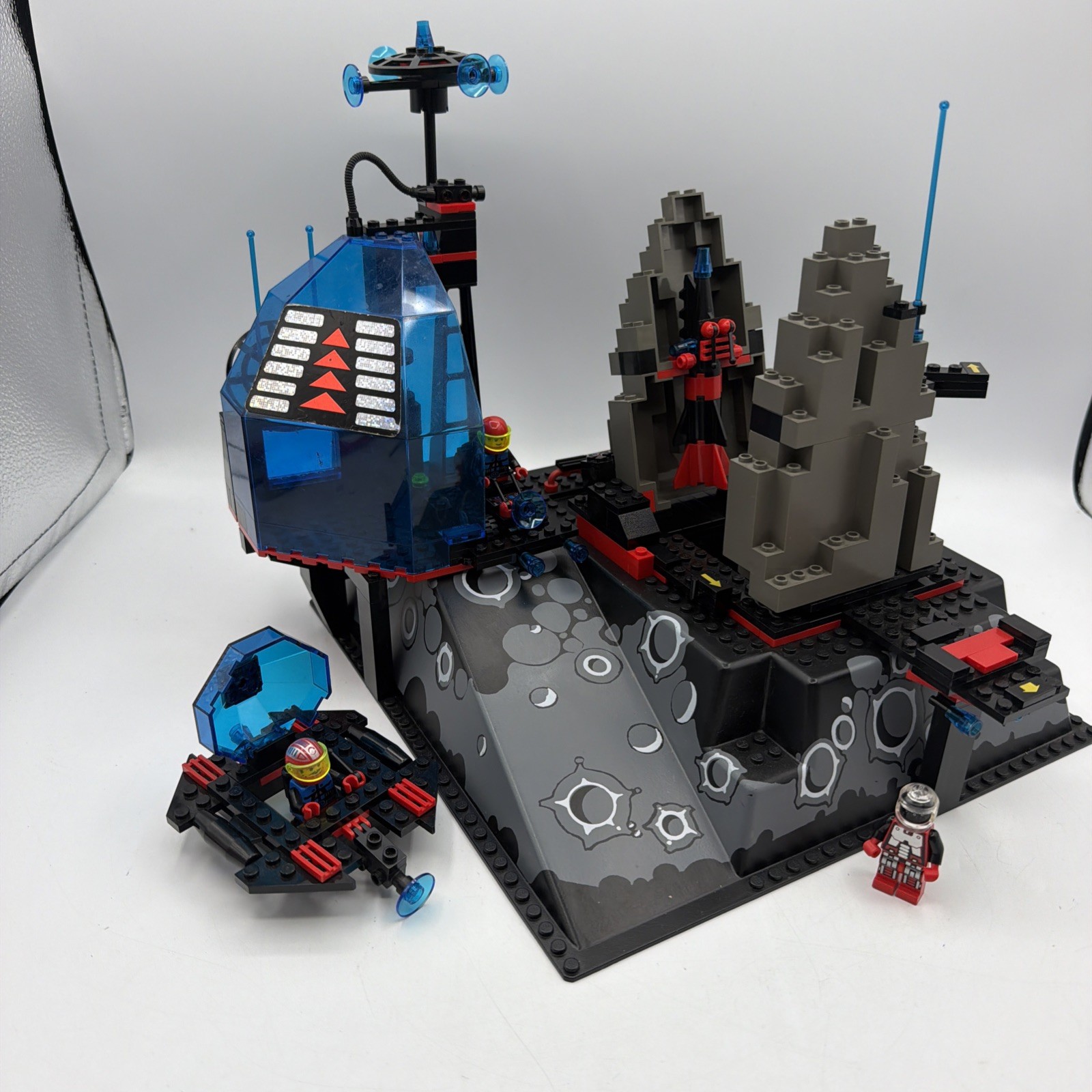 LEGO Space: Lunar Launch Site (6959) 100% Complete Retired 1994 LEGO Space: Lunar Launch Site (6959) 100% Complete Retired 1994