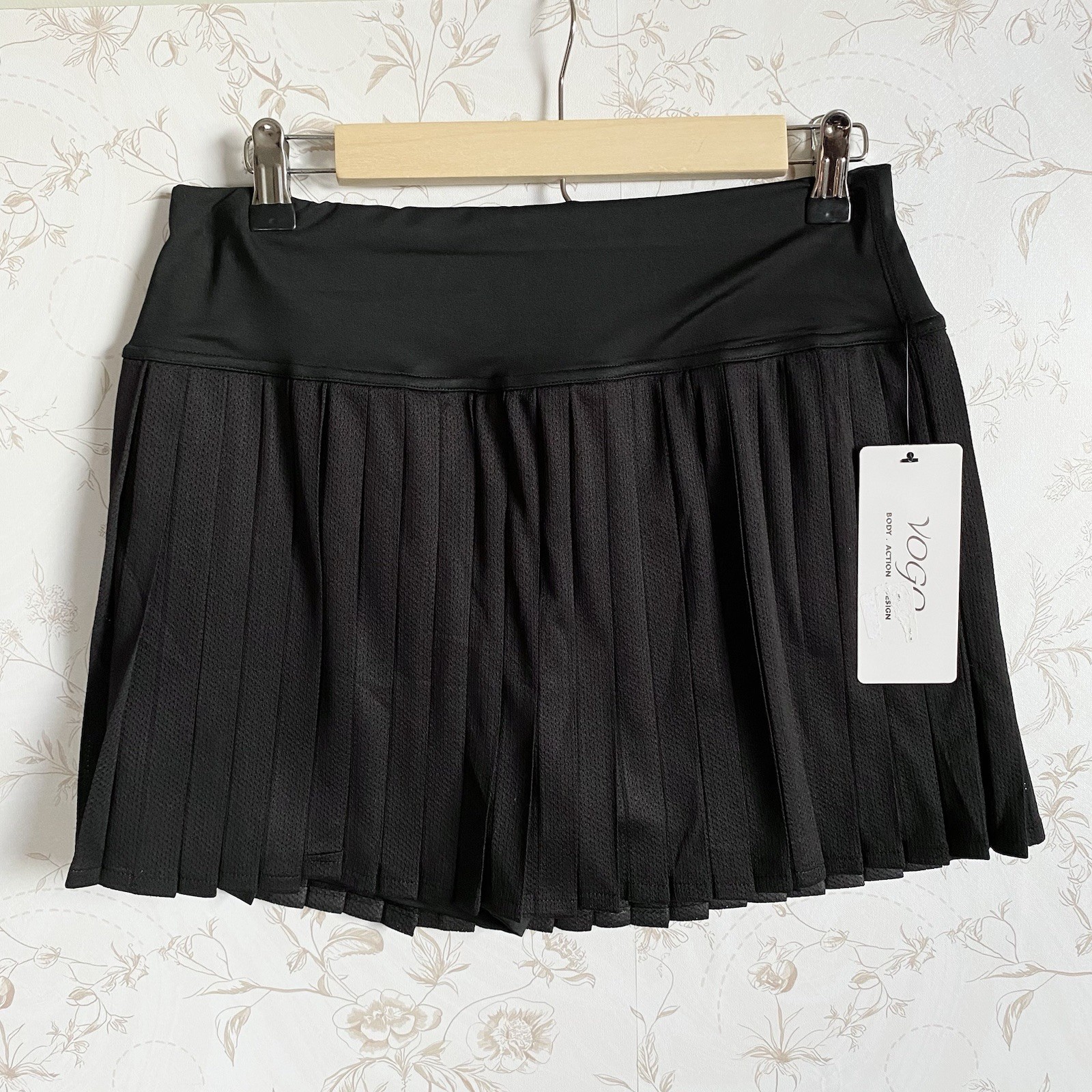 NWT VOGO Black Pleated Athletic Skort Womens Large NWT VOGO Black Pleated Athletic Skort Womens Large