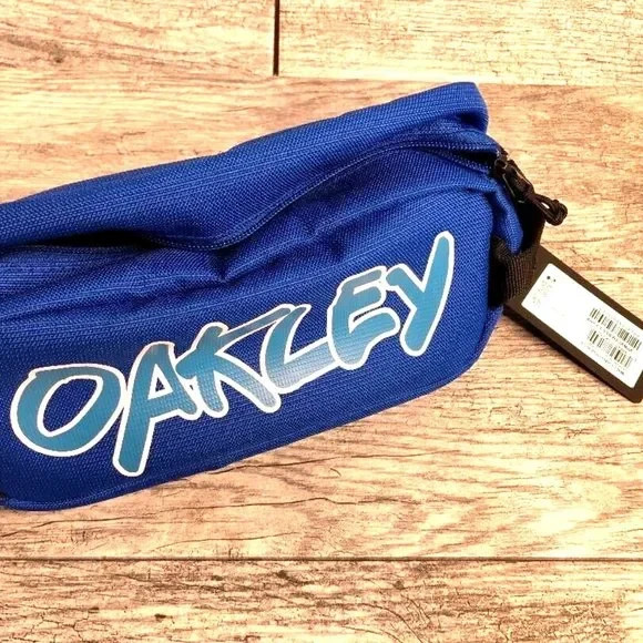Oakley Toiletry Travel Bag Compartments Zip Compact Retro Look NEW Oakley Toiletry Travel Bag Compartments Zip Compact Retro Look NEW