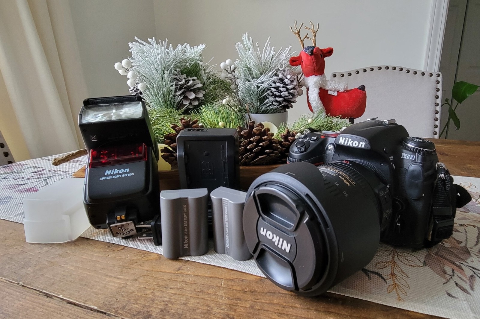 Nikon D 300 with extras( speedlight, 2 batteries, lensehood, carrying case +
