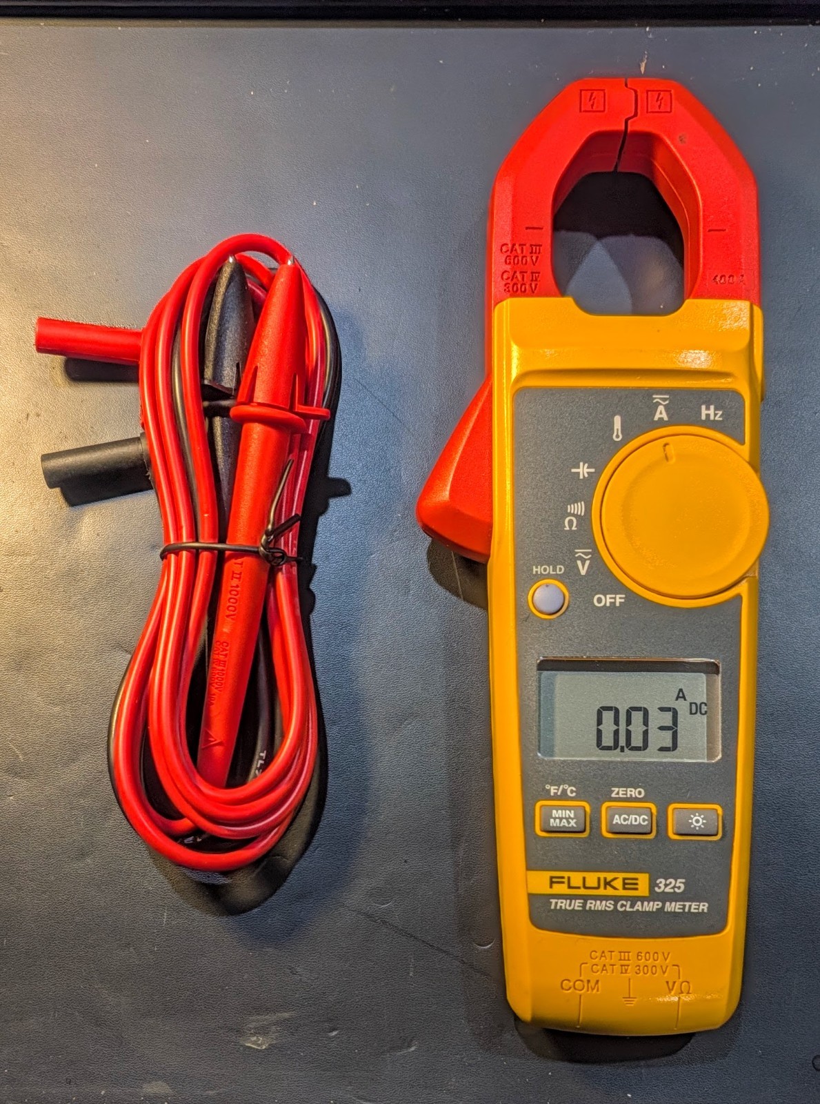 Fluke 325 True RMS AC/DC Clamp Meter Volts Ohms Frequency with new Fluke Leads