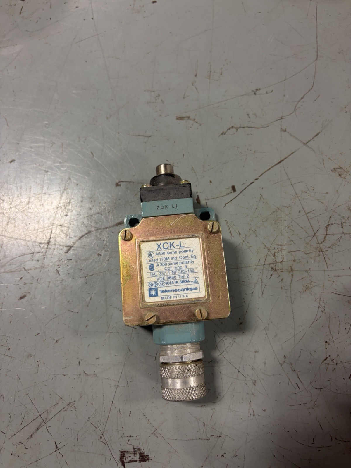 NEW NO BOX Telemecanique XCK-L Limit Switch ZCK-D21 NEW NO BOX Telemecanique XCK-L Limit Switch ZCK-D21