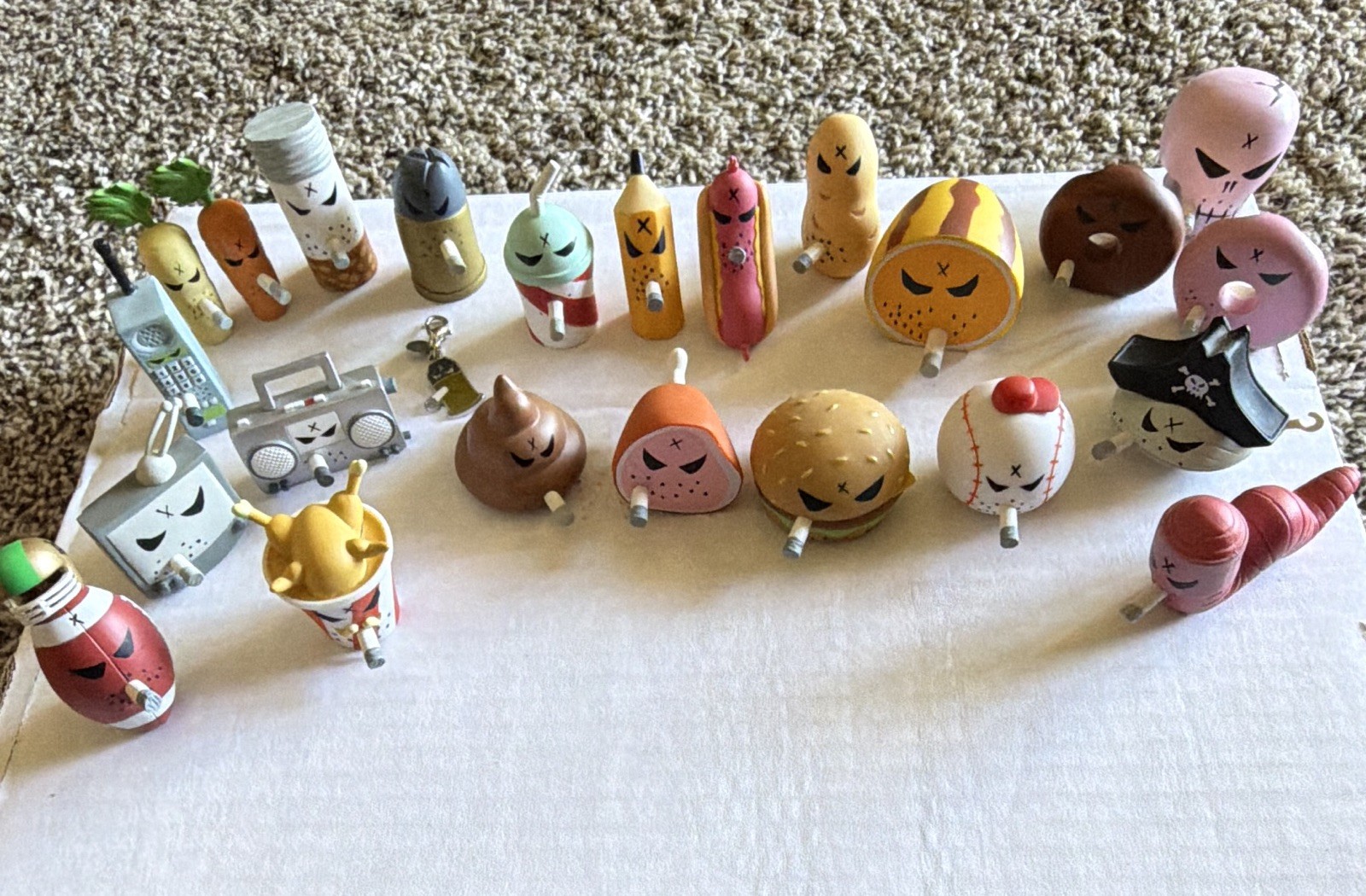Kidrobot Smorkin’ Mongers Frank Kozik Lot of 23 (Plus Bonus Zipper-Pull) Kidrobot Smorkin’ Mongers Frank Kozik Lot of 23 (Plus Bonus Zipper-Pull)