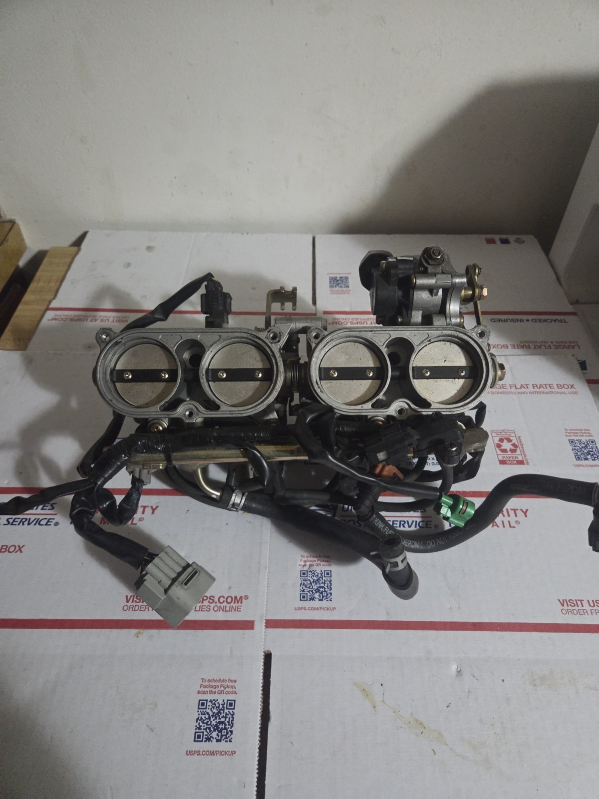 04-06 Yamaha R1 YZF-R1 Throttle Bodies Body Fuel Injectors Oem Carbs Fuel Meter 04-06 Yamaha R1 YZF-R1 Throttle Bodies Body Fuel Injectors Oem Carbs Fuel Meter