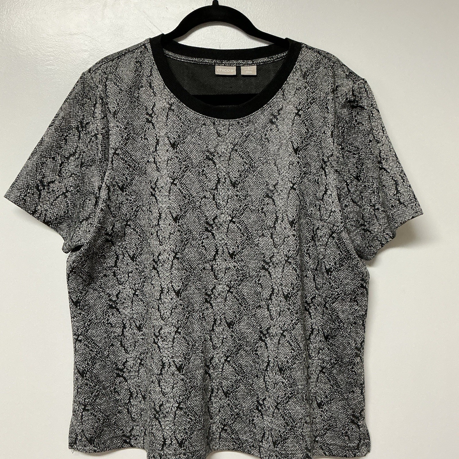 NWT Chico’s Size 3 US XL Snake Print Jacquard Tee Top Black Short Sleeve $59.50 NWT Chico’s Size 3 US XL Snake Print Jacquard Tee Top Black Short Sleeve $59.50