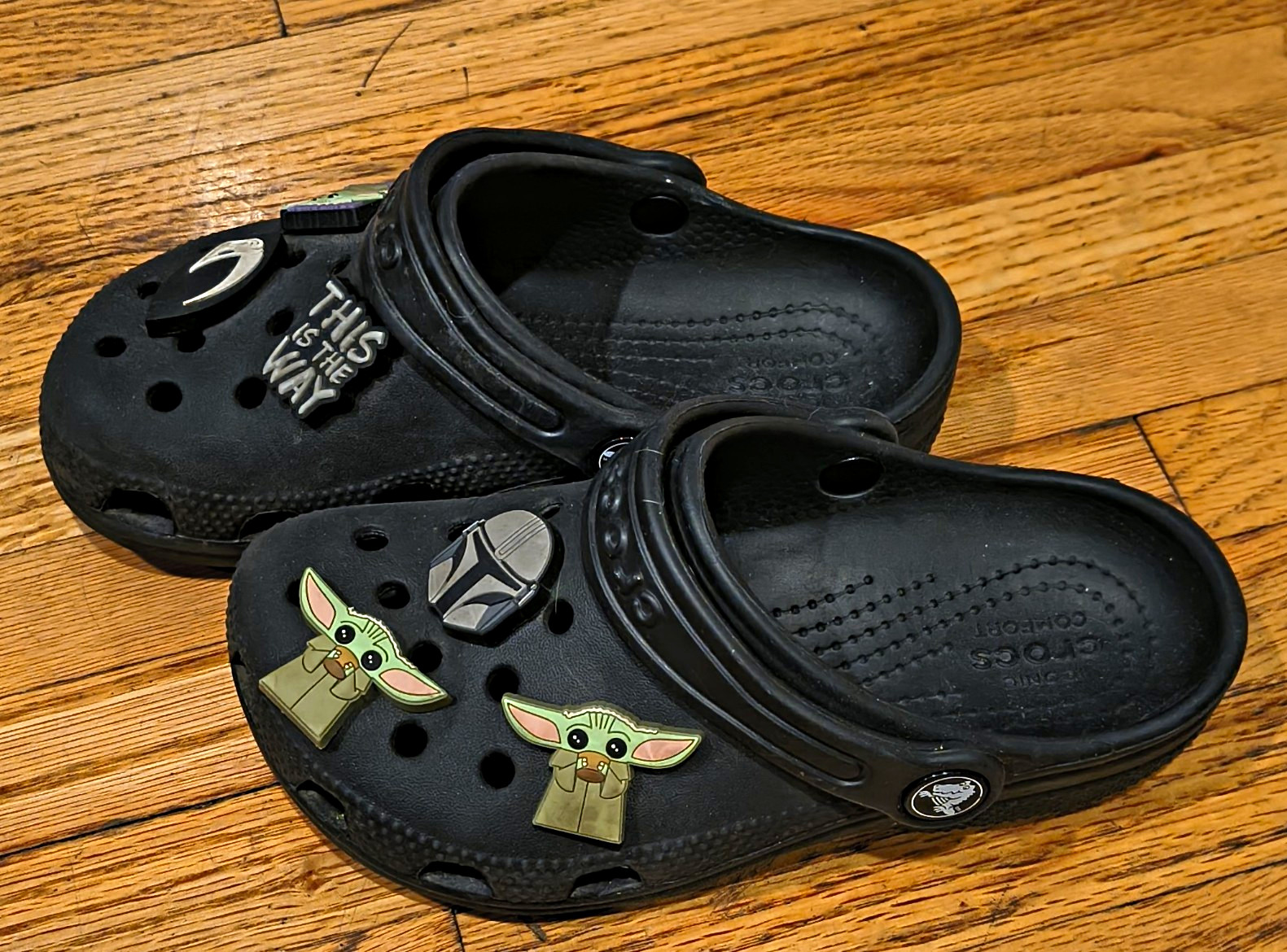 Crocs Adrina Kids Black Clogs Star Wars Grogu & Mandalorian US 12 Breathable Crocs Adrina Kids Black Clogs Star Wars Grogu & Mandalorian US 12 Breathable