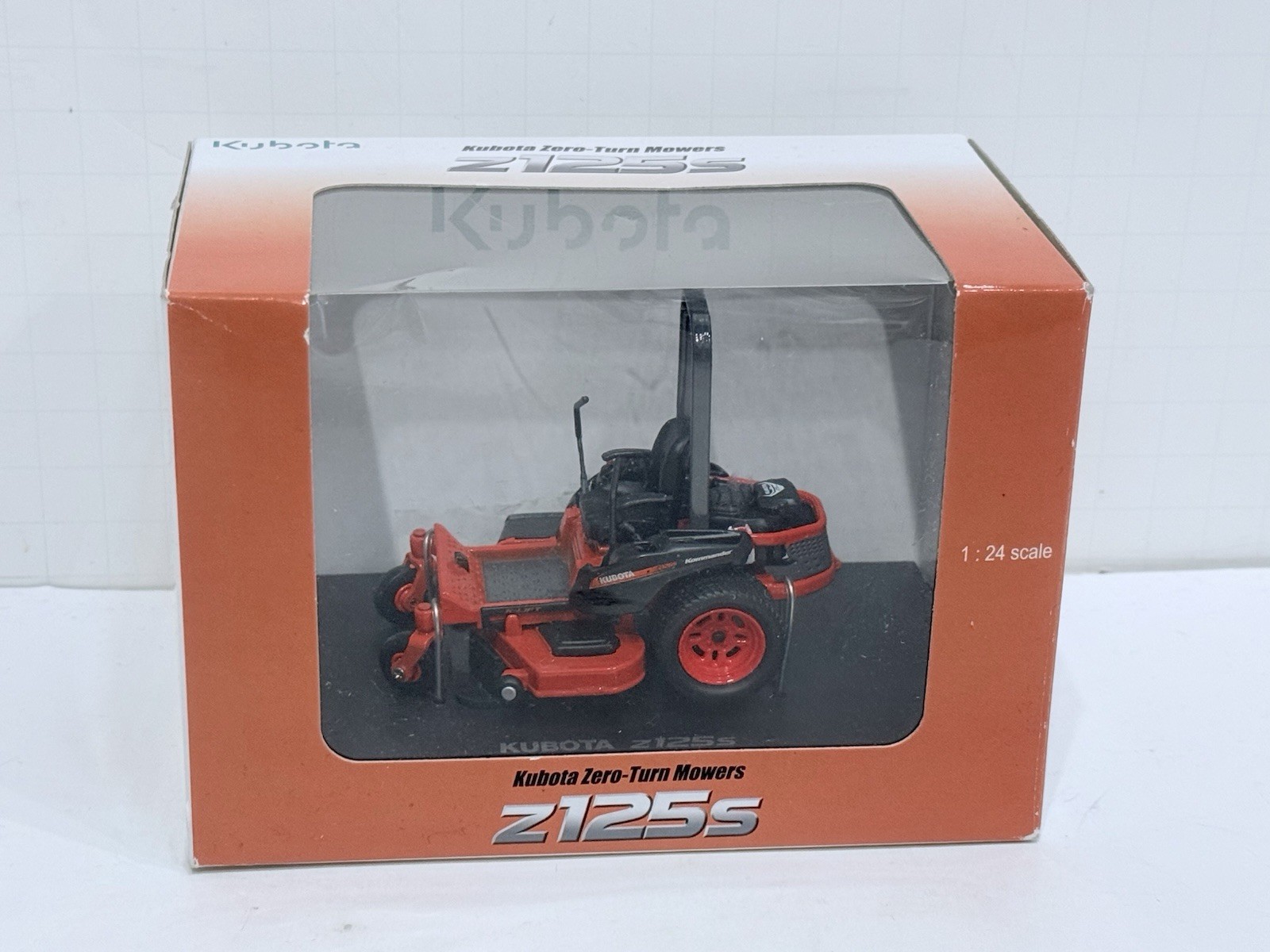 Kubota zero-turn mower Z125S lawn mower 1:24 scale toy model - Brand New Kubota zero-turn mower Z125S lawn mower 1:24 scale toy model - Brand New