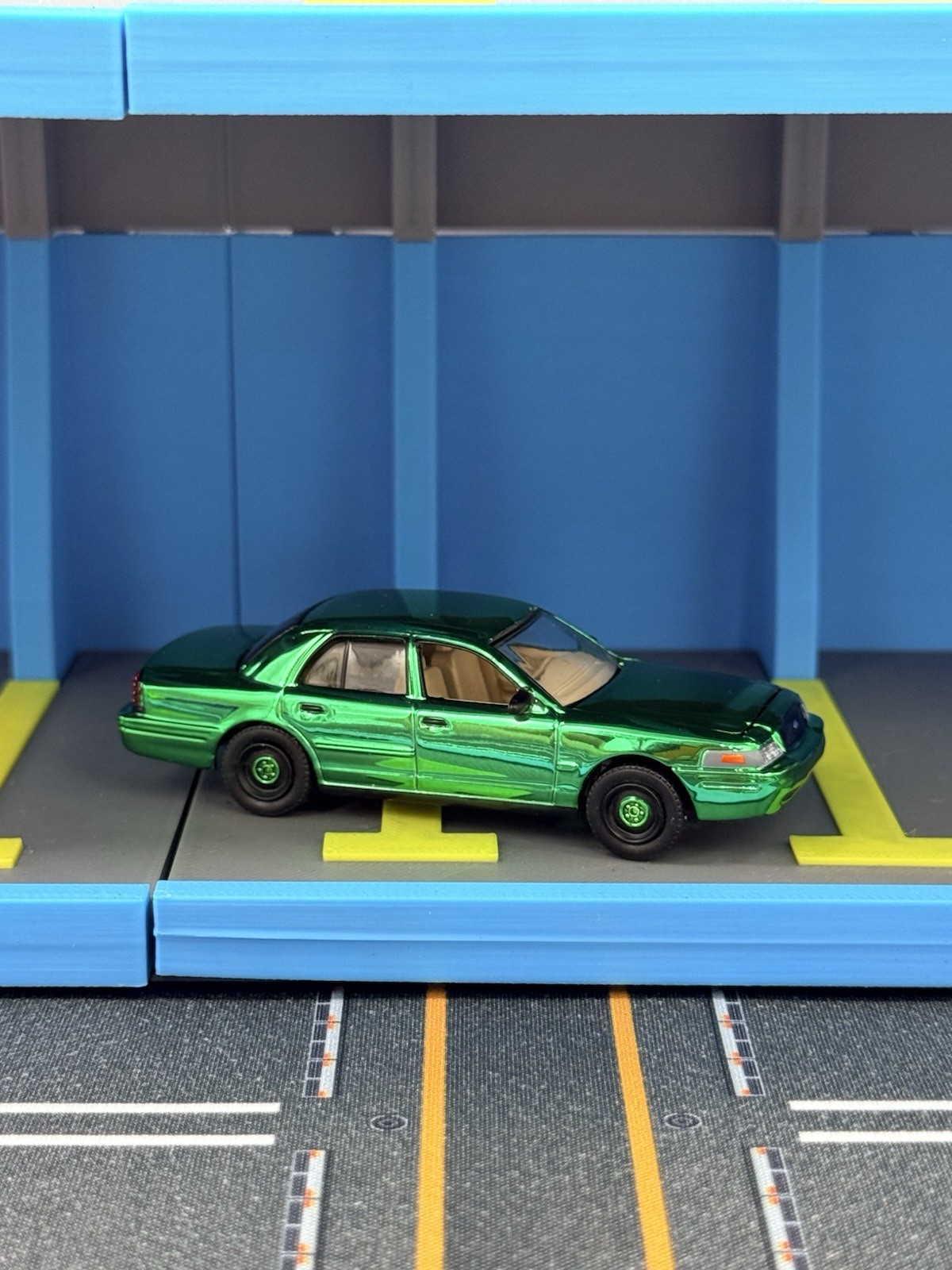 CHASE Greenlight 2005 Ford Crown Victoria 1:64 Scale Diecast Green Chrome CHASE Greenlight 2005 Ford Crown Victoria 1:64 Scale Diecast Green Chrome