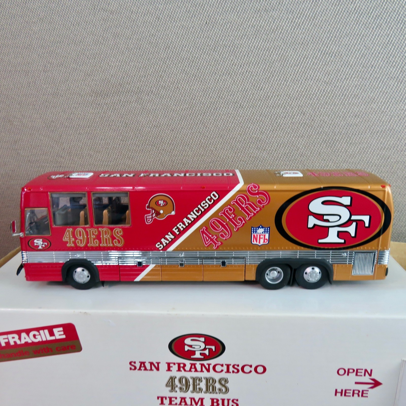 DANBURY MINT SAN FRANCISCO 49ERS TEAM BUS NEW RARE 1/24 DANBURY MINT SAN FRANCISCO 49ERS TEAM BUS NEW RARE 1/24