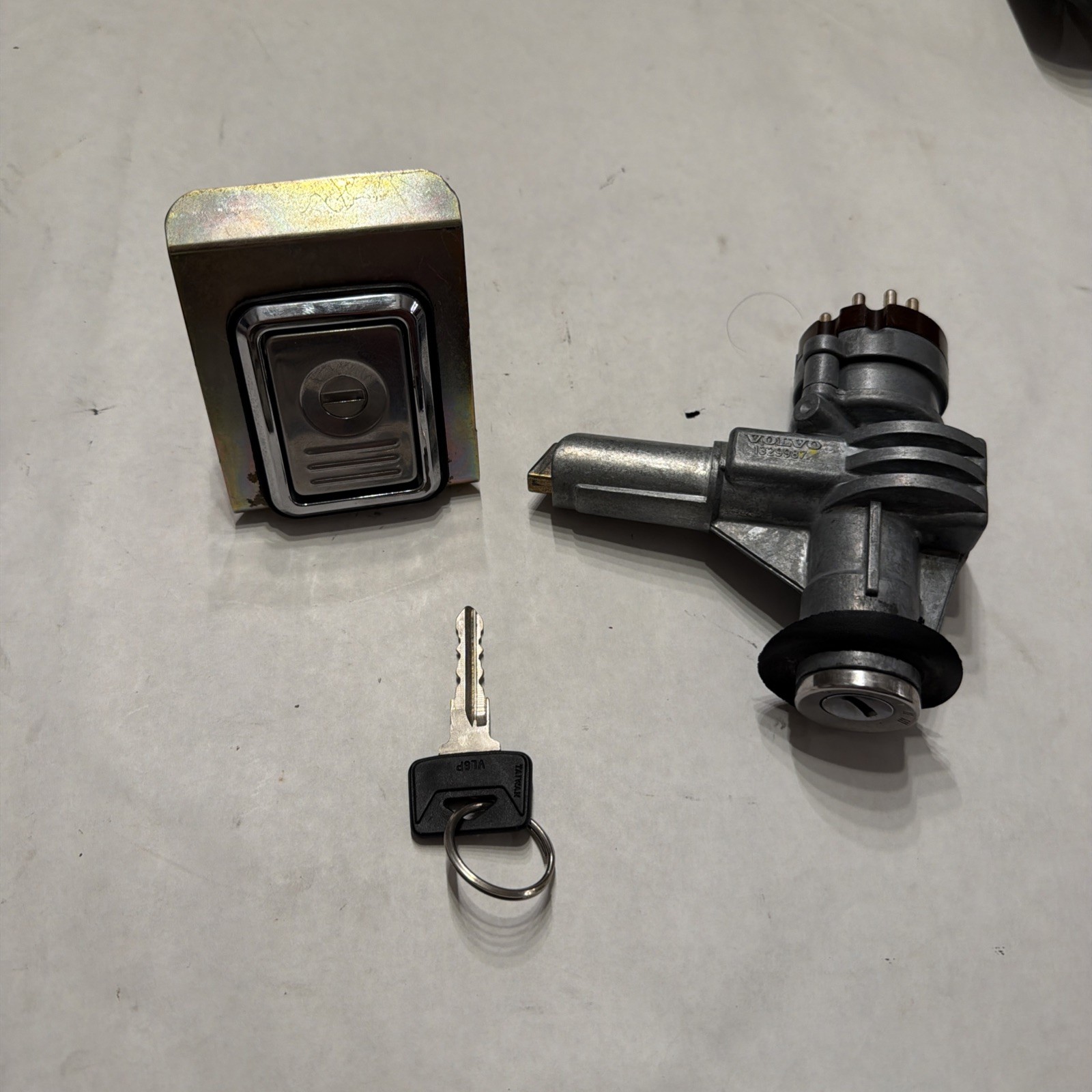 Volvo 740 760 Ignition Lock Switch With Key 1983-1989 OEM