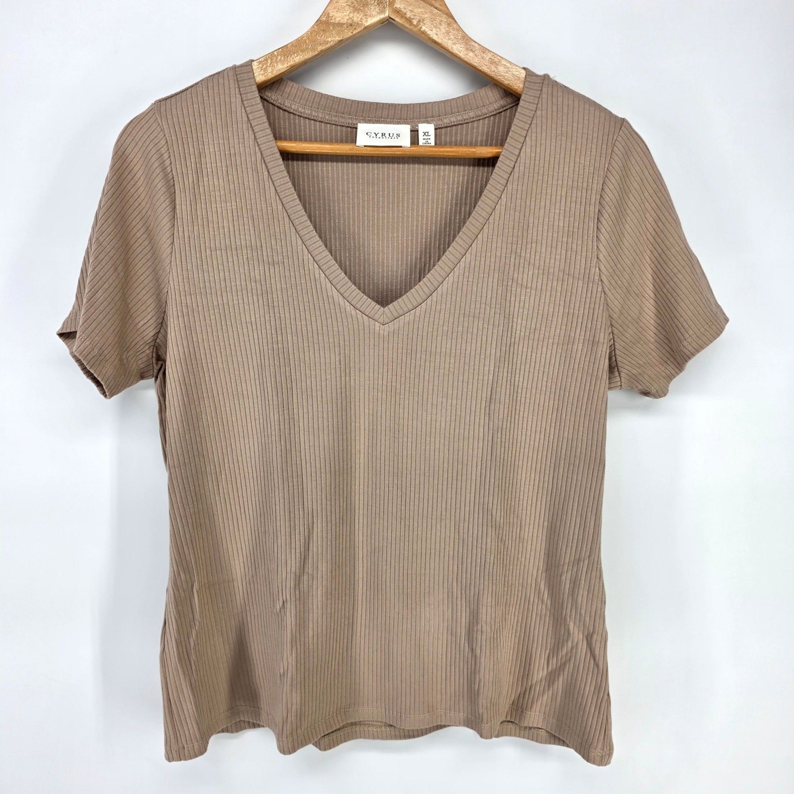 Cyrus Essentials Ribbed V-Neck Top Womens XL Brown Short Sleeve K772198 Tee