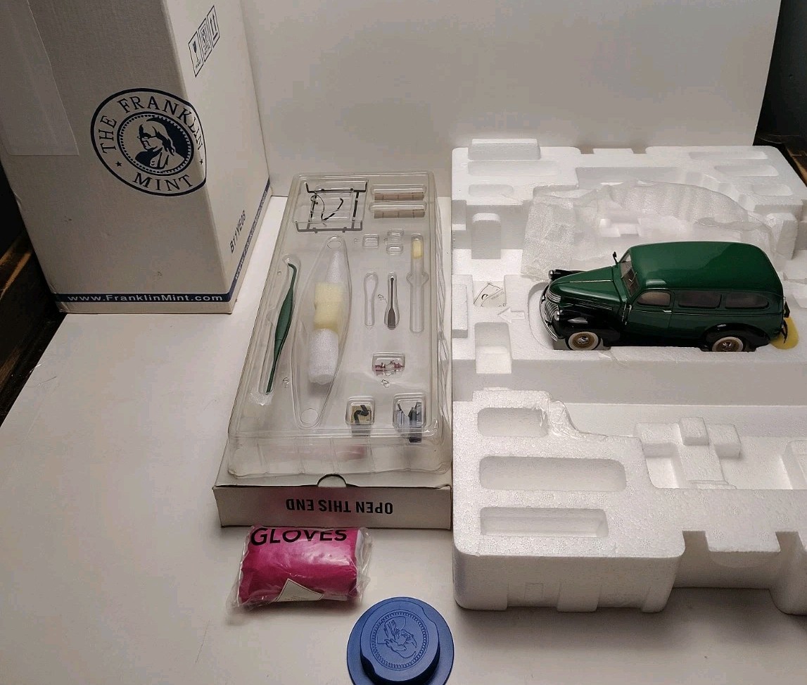 FRANKLIN MINT GREEN 1946 CHEVROLET SUBURBAN  + CAMPING GEAR 1/24 NEVER DISPLAYED